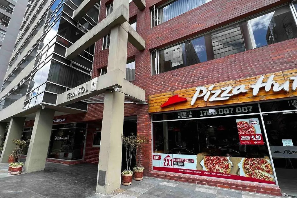 Suite Frente Al Quicentro Shopping Vista Frontal Piso Alto Diagonal Al Hotel Sheraton Quito Ecuador